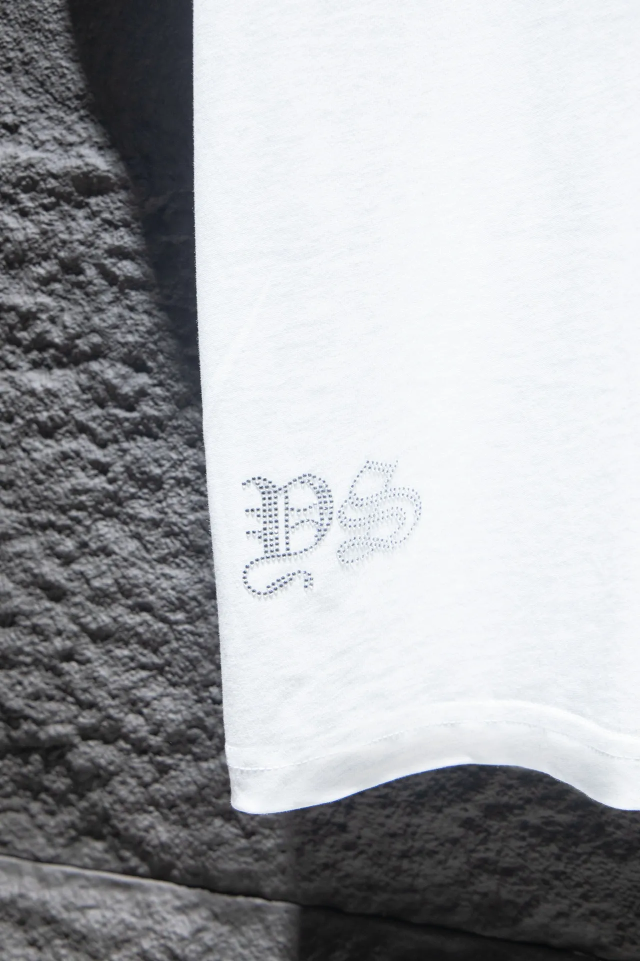 P170 Chrome hearts FW This year's popular Chrome heart style is so 🉑️. The imported leather label on the front chest is made of ZP material. 1:1 restoration makes it easy to touch. It has a large resistance and is very smooth to the touch, which is different from the market. The letters are machine embroidered with leather material after adjusting according to the original details. The thickness is moderate. The hardware is imported hardware accessories. Front #embroidery. Imported Tajima high-density heavy embroidery process. The font is three-dimensional and full. The back panel is specially imported and imported hot diamond. The hardware is added with handmade craftsmanship. The cost is extremely high. It uses 32-count double yarn and 260-gram weight fabric. It is super comfortable. It is very comfortable and soft to wear in spring and summer. You will not feel stuffy. It is very comfortable to wear and absorbs sweat, so it is more suitable to wear. It can be used as a base in spring and can be worn casually on the street. The color is eye-catching👍. The simple version is full of fashion and very comfortable to wear. It is well-designed and refuses to be monotonous and vulgar. It does not make ordinary styles. Modern elements and design sense come to mind, giving the piece of clothing a unique fashion color~ Color: White Black Size chart: S M L XL